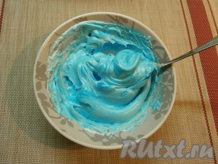 Хорошенько крем перемешать (до однородности цвета).

