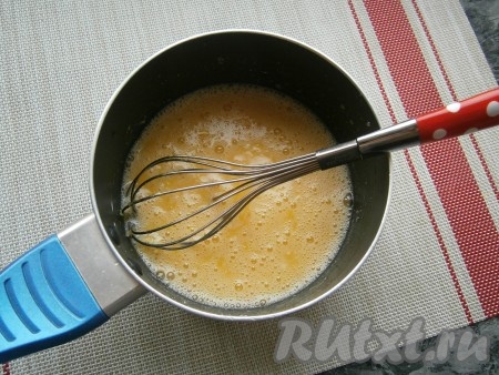 И снова венчиком взбить смесь до полного растворения крахмала.