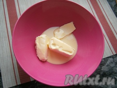 Сливочное масло предварительно нужно достать из холодильника и оставить его при комнатной температуре на 2-3 часа. В миску поместить размягчённое масло, влить сгущённое молоко.
