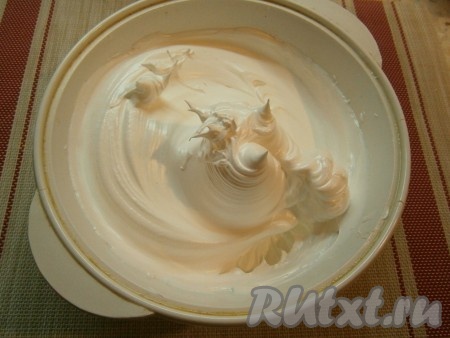 Далее нужно приготовить белково-заварной крем: белки поместить в эмалированную миску (или небольшую толстостенную кастрюльку), добавить сахар, ванильный сахар и лимонную кислоту, немного взбить миксером. В большей по объему кастрюле довести воду до кипения, сверху разместить миску с белками. Проследите, чтобы дно миски не соприкасалось с водой. Включить миксер вначале на небольшую скорость, а затем, увеличив скорость, взбивать белки до тех пор, пока они не начнут накручиваться на венчики. Если вы не добьете крем, при украшении он расплывётся. Для взбивания потребуется не менее 6-8 минут. Готовый крем снять с водяной бани и продолжать его взбивать ещё 1-2 минуты, после чего выключить миксер. Дать крему остыть. Он получается очень плотным и стойким.