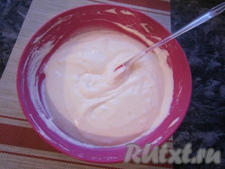 В итоге у вас должно получиться очень воздушное, нежное, однородное тесто, по консистенции похожее на крем (или сметану).
