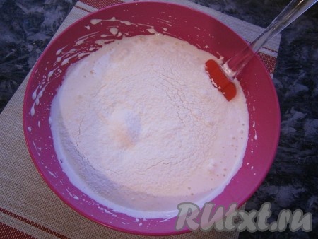 Далее частями всыпать просеянную с разрыхлителем муку, каждую часть аккуратно, снизу вверх, лопаткой (или ложкой) вмешивать полностью в белково-желтковую массу.
