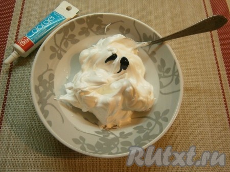 Далее отложить в мисочку 4-5 столовых ложек белково-заварного крема, добавить 3-4 капли голубого гелевого красителя.
