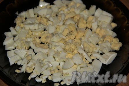 Я решила сформировать салат "Подкаблучник" слоями в виде горки, то есть каждый последующий слой этого салатика будет чуть меньше по диаметру, чем предыдущий. Первым слоем на плоскую тарелку равномерно выложить нарезанные яйца. Этот слой, по желанию, можно немного посолить.
