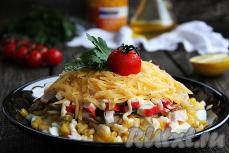 Поверх крабовых палочек сделать решётку из майонеза. Последним слоем выложить пышной шапкой сыр, натёртый на крупной тёрке. Сверху блюдо можно украсить помидором черри и зеленью. Салат "Подкаблучник" получается красивым, аппетитным, очень вкусным и нежным, всем советую!
