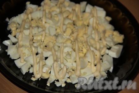 Нанести на яйца сеточку из майонеза.
