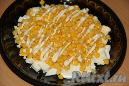 Нанести решётку из майонеза.
