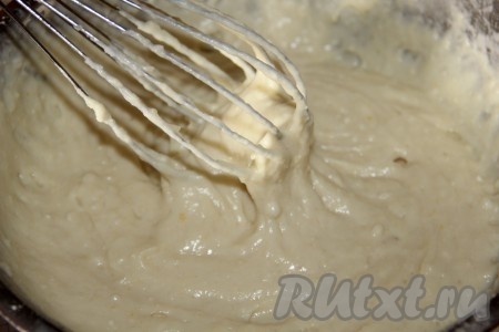 Затем добавляем постепенно муку. Консистенция должна быть густой, чтобы тесто не выливалось с ложки, а падало. Когда муку добавили и тесто хорошо взбили, добавляем соду и хорошенько все смешиваем до однородной массы. Тесто для пышных оладушек готово!