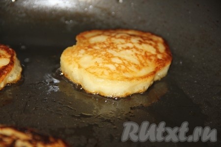 Жарим оладьи на среднем огне с двух сторон, налив предварительно на разогретую сковороду растительное масло.