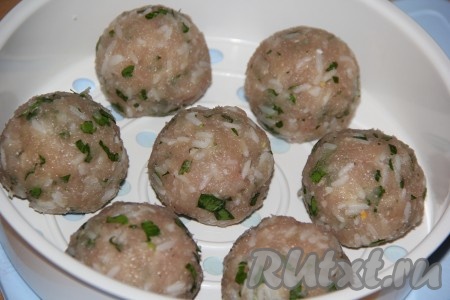 Сформировать из фарша круглые тефтели. У меня получилось 7 тефтелей, примерно, по 82 грамма каждая.
