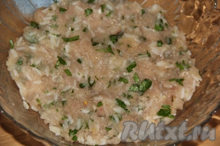 Хорошо вымесить фарш.
