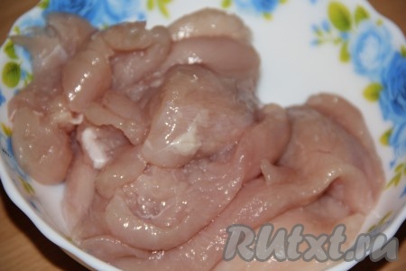 Рис предварительно сварить до готовности (грамм 50 сухого риса нужно промыть, выложить в кипящую воду, отварить в течение 15-20 минут, затем слить лишнюю воду), для этого блюда подойдёт и рис, оставшийся после ужина. Для приготовления тефтелей можно, конечно, взять грамм 500 покупного куриного фарша. Но лучше использовать фарш, приготовленный в домашних условиях. Я решила сделать фарш из куриной грудки (можно взять любые части курицы и срезать с них мясо).
