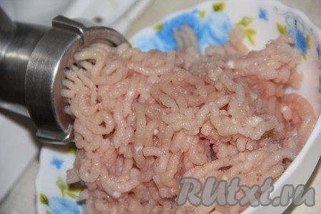 Пропустить кусочки куриного мяса через мясорубку.
