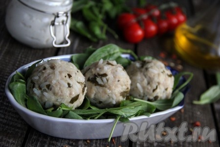 Вкусные, сочные куриные тефтели, приготовленные на пару в мультиварке, подать в горячем виде с гарниром или со свежими овощами. 
