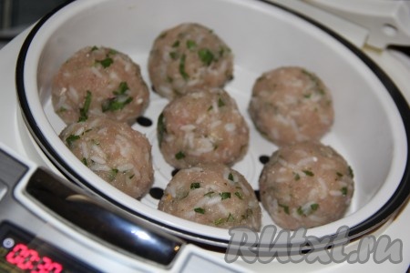 Влить в чашу мультиварки, примерно, 1,5 литра воды. Выложить тефтели на решётку для пароварки и поставить в мультиварку.
