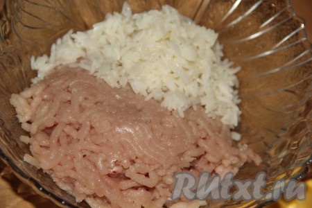 Соединить фарш и остывший варёный рис. 
