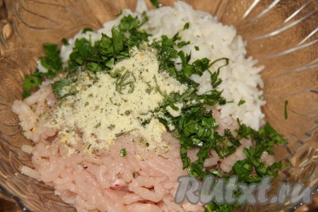 Петрушку вымыть, обсушить, мелко нарезать, добавить к фаршу и рису. Посолить и всыпать специи по вкусу. Я использую пряную соль с травами и чесноком.
