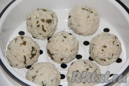 Выставить режим мультиварки "На пару" на 30 минут, готовить куриные тефтели при закрытой крышке до звукового сигнала.
