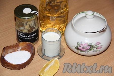 Подготовить продукты для приготовления майонеза. Молоко можно использовать любой жирности. Горчица подойдёт русская или зерновая. Сок лимона можно заменить уксусом 6%.
