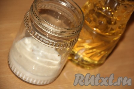 В стеклянную банку влить молоко, добавить сахар, соль и горчицу. Готовить майонез нужно в узкой таре (например, как это сделала я, в банке или в стакане блендера), тогда процесс превращения составляющих майонеза в соус не заставит себя ждать.
