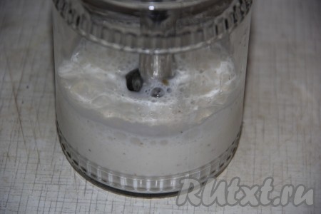 Погружной блендер опустить в банку и начать взбивать молоко со специями. Продолжая взбивать, начинаем вливать тонкой струйкой масло. Масса на глазах начнёт белеть. После добавления 150 мл растительного масла, можно начинать контролировать густоту соуса. Если влить в общей сложности 180 мл масла, соус получится очень густым (если добавить меньше 180 мл масла, майонез будет менее густым). Как только майонез станет желаемой консистенции, добавить лимонный сок (или уксус) и ещё немного взбить.
