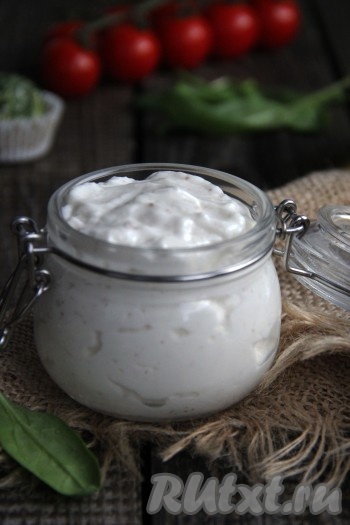 Домашний майонез, приготовленный на молоке без добавления яиц, можно сразу использовать, например, для заправки салатов, хранить его следует в банке под крышкой в холодильнике в течение 3 дней.
