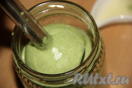 Затем, продолжая взбивать, влить тонкой струйкой масло. Масса на глазах начнёт светлеть и густеть. Как только вас устроит нужная густота шпинатного соуса, нужно прекратить добавлять масло (если постепенно добавить 150 мл масла - соус получится менее густым, если влить постепенно 170 мл масла - соус будет более густым), остановить блендер и добавить лимонный сок. Ещё раз взбить в течение пары секунд.
