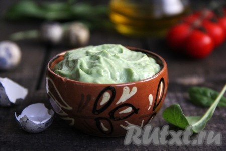 Переложить шпинатный соус в соусник или оставить в банке. Хранить этот соус в закрытой банке можно в течение 3-4 дней в холодильнике. Посмотрите, каким красивым и нежным получился соус. Шпинатный соус, приготовленный в домашних условиях, станет прекрасным дополнением к мясу, рыбе, макаронам.