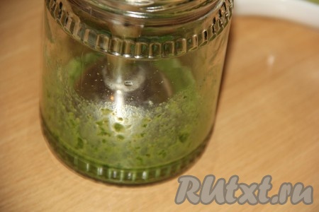 С помощью погружного блендера пробить шпинат с яйцом и специями до получения однородной массы.
