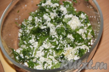 Добавить зелень в творожную массу, подсолить и перемешать.
