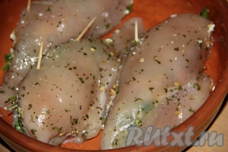 Заколоть края "кармашка" зубочистками так, чтобы начинка не вытекла и не выпала. Выложить фаршированное филе в жаропрочную форму.
