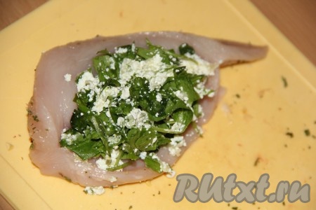 Наполнить "кармашек" в курином филе смесью творога и зелени.
