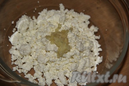 В творог добавить чеснок, пропущенный через пресс.
