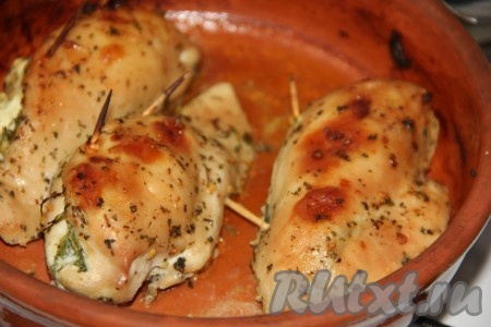 Во время запекания несколько раз полить филе соком, который выделился во время приготовления.
