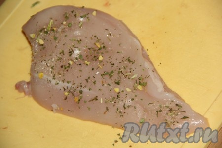 Куриное филе обвалять в травах и специях, посолить по вкусу.
