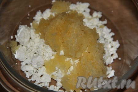 Мякоть кабачка, очищенного от кожуры и семечек, натереть на мелкой тёрке и добавить к творогу с чесноком, перемешать творожную массу. Если нет кабачка, то можно приготовить и без него.
