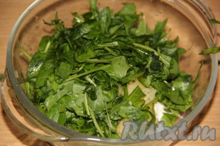 Зелень нарезать на мелкие кусочки.
