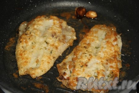 Жарить минтая до золотистой корочки с двух сторон на среднем огне.&nbsp;
