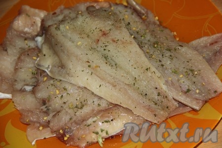 Филе минтая посолить, по желанию, добавить специи для рыбы.
