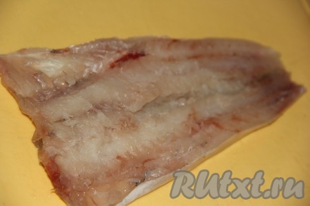 Удалить основную кость. У меня получились вот такое филе. Рыбка была некрупная, филе отлично помещается на сковороду, поэтому я в дальнейшем жарила его целиком. Если минтай крупный, тогда филе можно разрезать на несколько частей.
