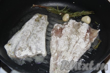 Выложить филе минтая, обваленное в муке, на сковороду.

