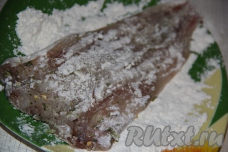 Обвалять филе минтая в муке со всех сторон.
