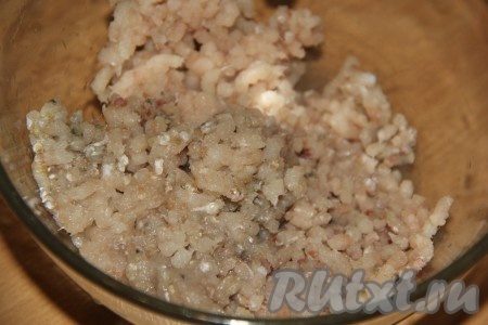 Пропустить 300 грамм филе рыбы через мясорубку.
