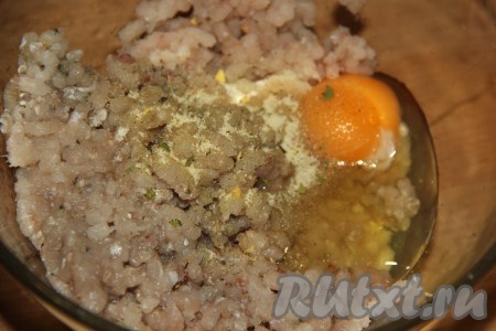 Добавить в рыбный фарш яйцо для связки, а затем всыпать соль и специи по вкусу.
