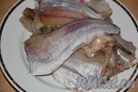 Разморозить рыбу при комнатной температуре, а затем удалить головы, плавники, хвосты, внутренности, крупные кости, разделать на филе и промыть водой. Можно удалить и кожу с каждой рыбки.
