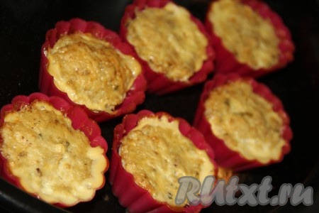 Запекать рыбные маффины в разогретой духовке минут 20 при температуре 200 градусов.
