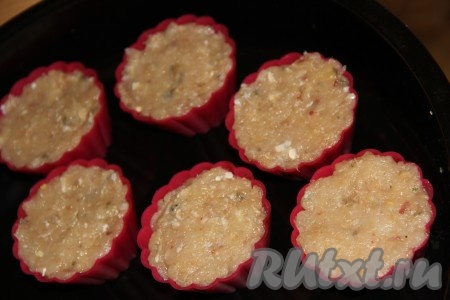 Разложить фарш в силиконовые формы для кексов (или маффинов). Если у вас железные формочки, то предварительно смажьте их растительным (или сливочным) маслом.
