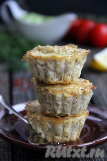 Из указанного количества ингредиентов в среднем получается 7-8 рыбных котлет. Нежные, сочные рыбные маффины лучше подать в горячем виде с любым гарниром.
