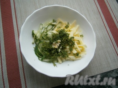 Добавить измельчённую зелень укропа и чеснок, пропущенный через пресс.
