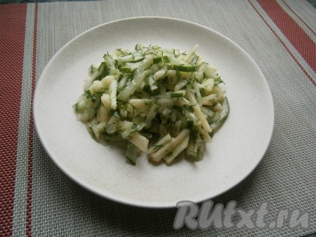 Салат "Газапхули" немного посолить, заправить подсолнечным маслом и, если кислоты не хватает, добавить ещё 1 чайную ложку лимонного сока. Салат оставить на 10 минут, выложить на тарелку.
